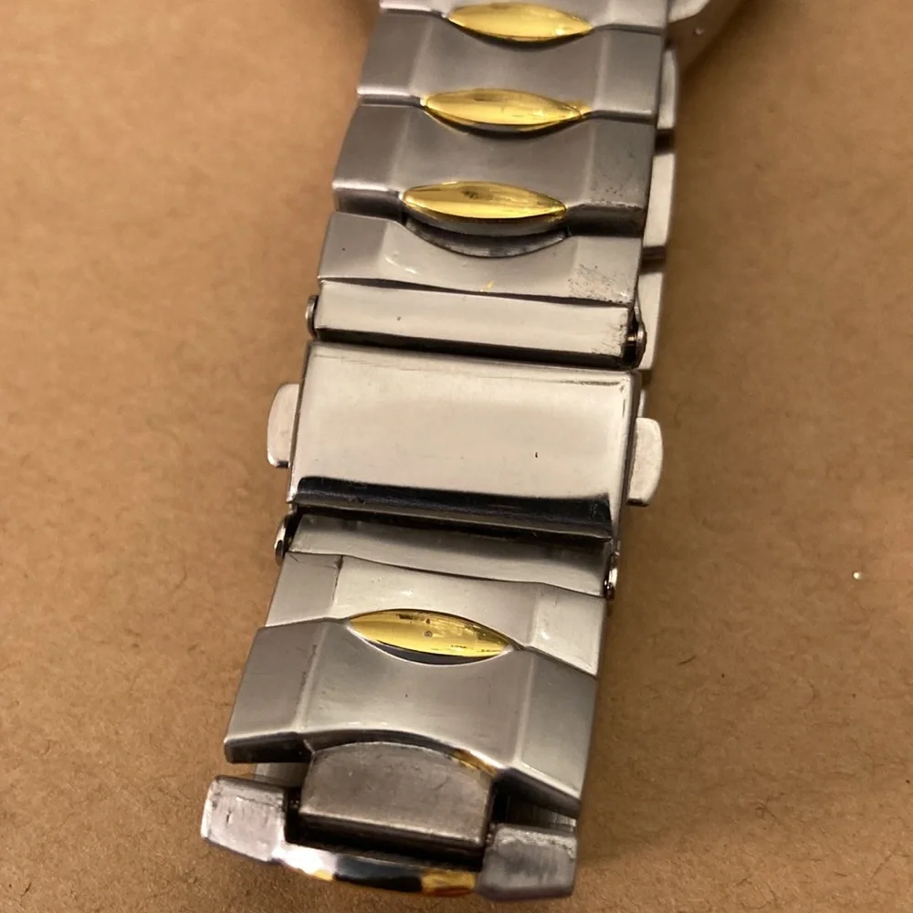 Men’s EUC stainless back WRISTWATCH with NEW Batery; Metal Band ,Easy-open Catch